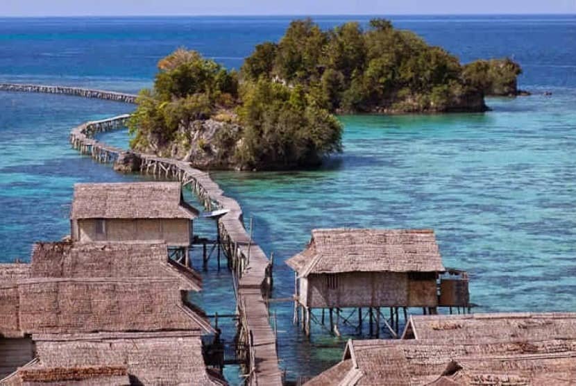 tomini bay