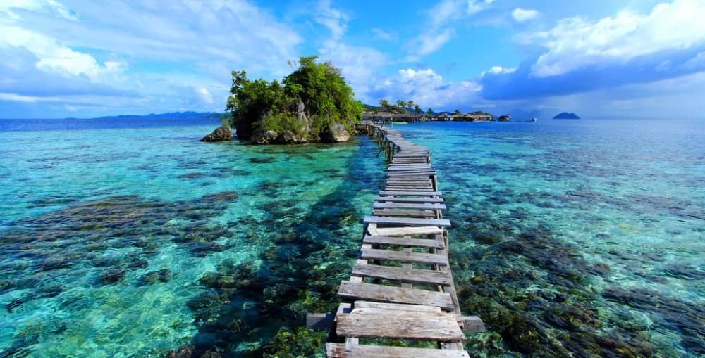 tomini bay