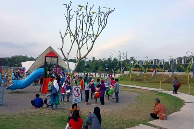 playground di bendungan kamijoro sungai progo
