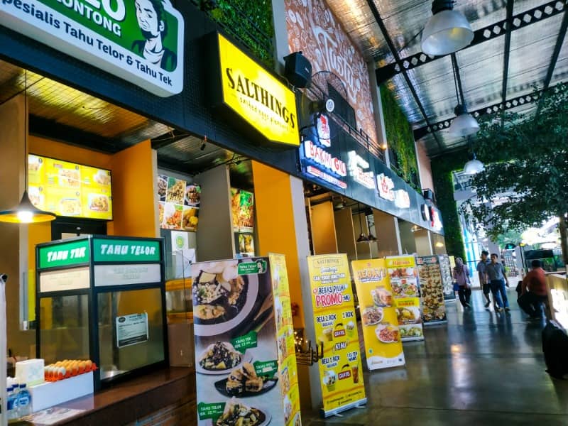 deretan penjual makanan di food junction