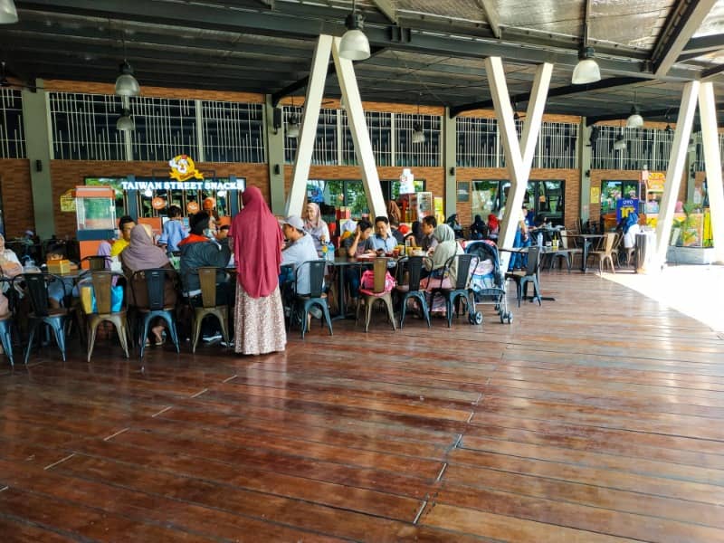area makan outdoor di food junction